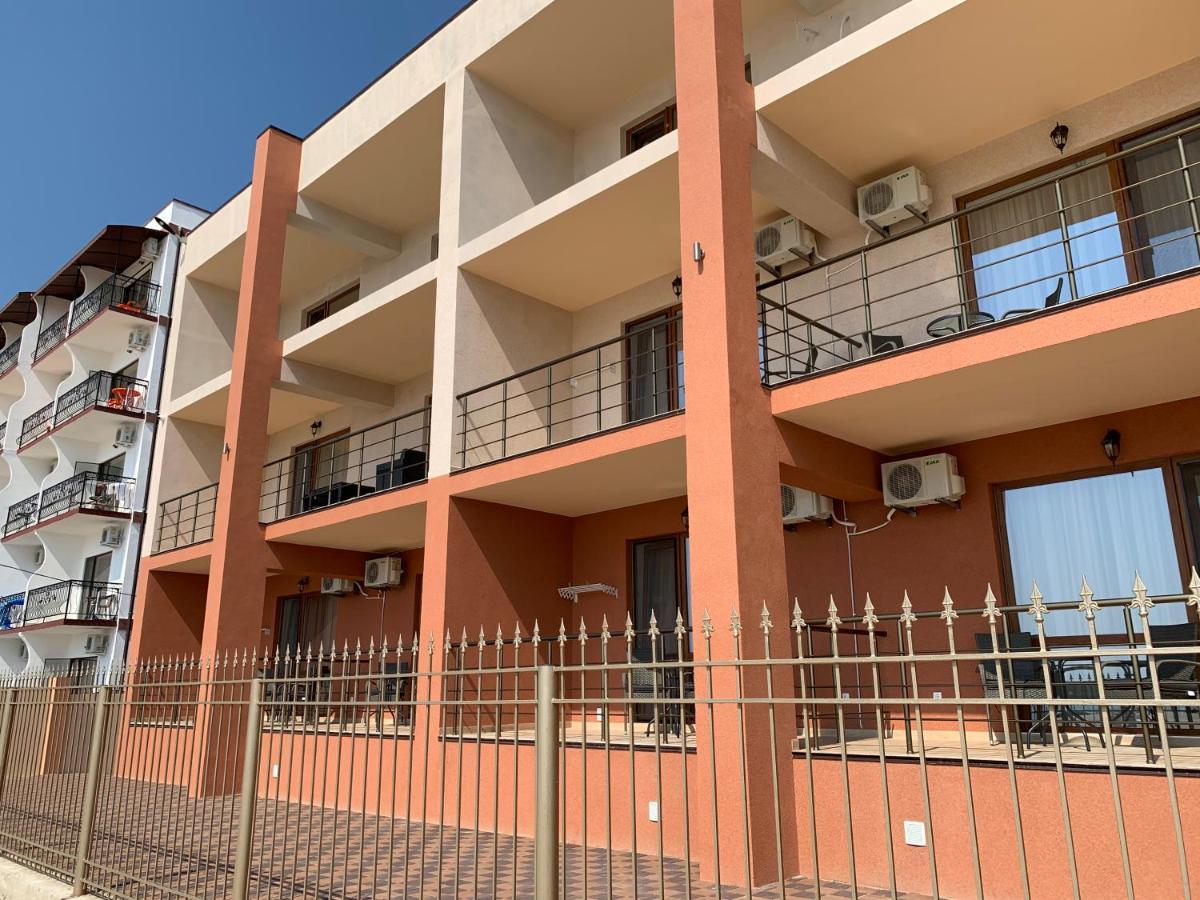 Три Слона Hotel Zatoka Exterior photo